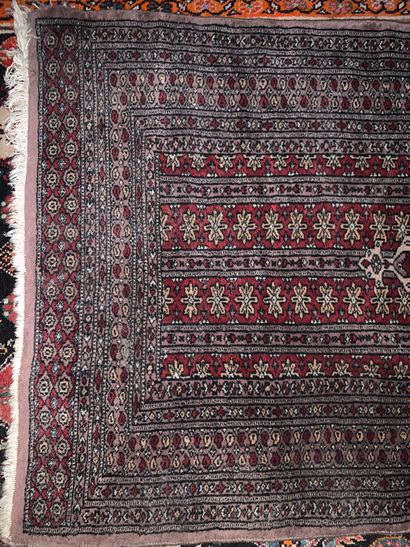 Tapis d'Orient à fond bleu à motifs géométriques

207...
