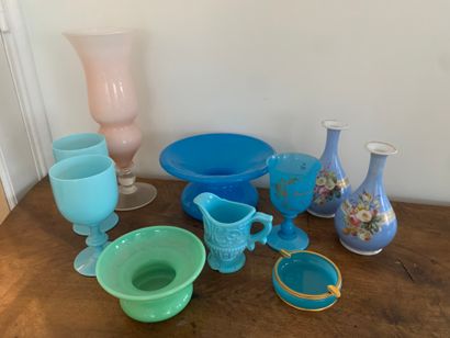 Lot d'objets en opaline et verre opalin