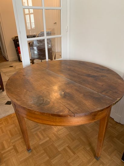Table demi-lune en placage de noyer ouvrant...