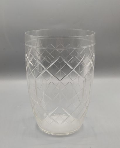 Vase en verre taillé à décor de croisillons

Hauteur...