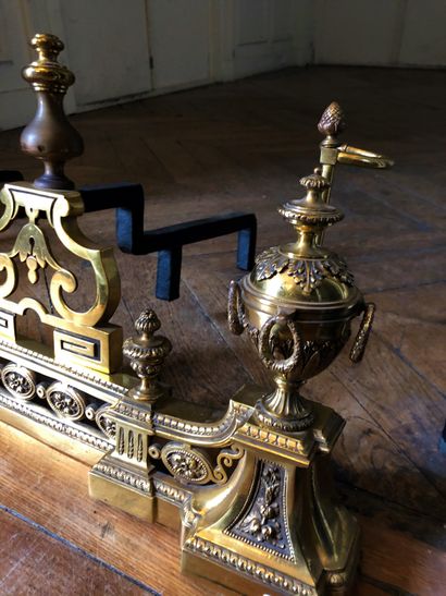 Barre de foyer et une paire de chenets en...