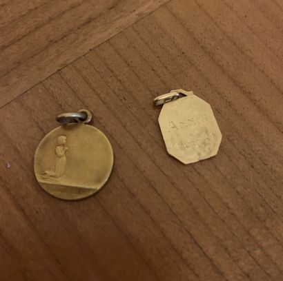 Two medals in yellow gold 18 k (750 thousandths),...
