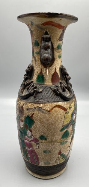 
CHINE. Vase en céramique de Nankin à décor...