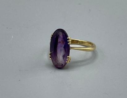 Yellow gold ring set with a faceted amethyst

Gross...