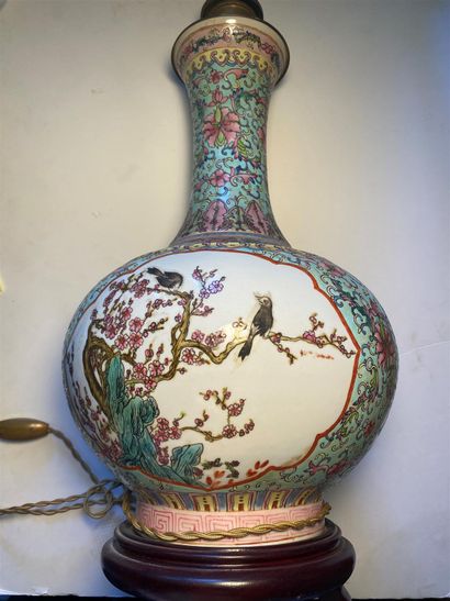 Vase en porcelaine de Chine à décor polychrome...