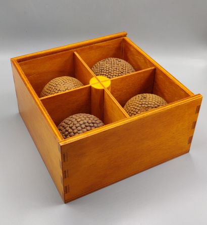 Lot de quatres BOULES cloutées.