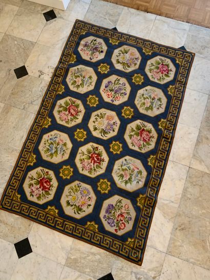 Petit tapis de style Empire à décor de réserves...