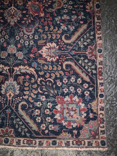 Tapis d'Orient à motif floral sur fond bleu,...
