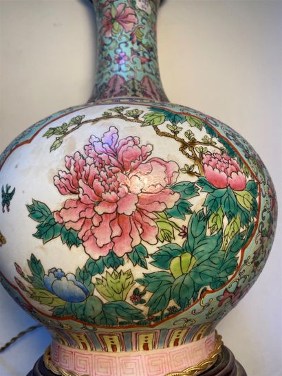 Vase en porcelaine de Chine à décor polychrome...