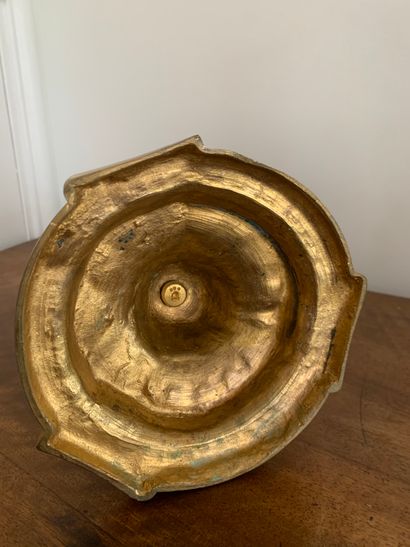 Paire de flambeaux orné de rocailles en bronze...