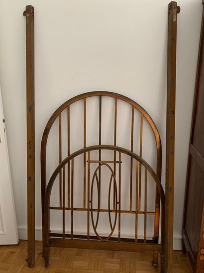 Tête et pied de lit en laiton à décor ajouré

133...