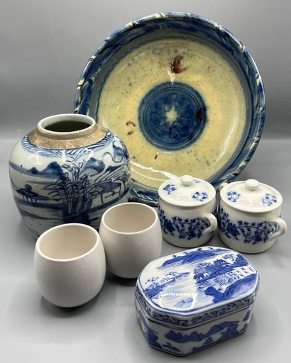 Pot en porcelaine de Chine blanc bleu à décor...
