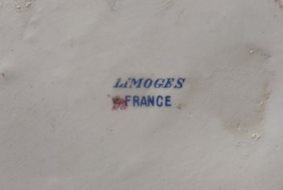 Nécessaire de toilette en porcelaine à décor...