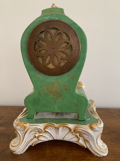 Petit cartel et sa base en porcelaine blanche...