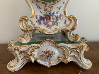 Petit cartel et sa base en porcelaine blanche...
