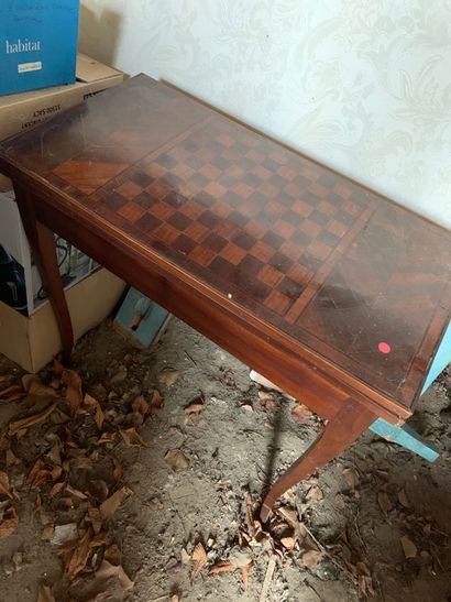 Table à jeux en merisier et placage de bois...