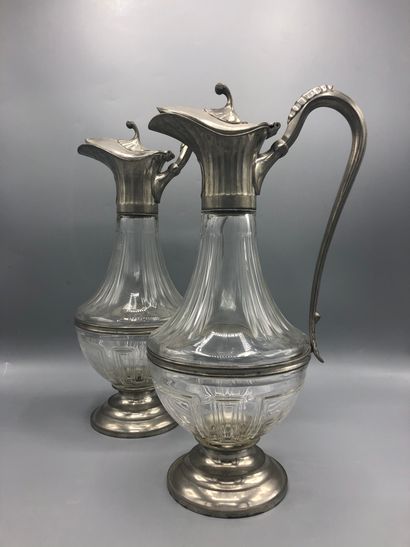 Deux carafes à décanter en cristal taillé...