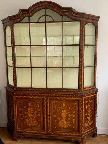 Grande vitrine en bois de placage à décor...