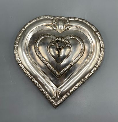 Heart-shaped tripod silver-plated metal bowl...