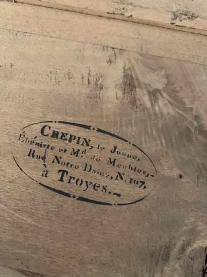 Secrétaire droit en placage d'acajou à demi-colonnes...