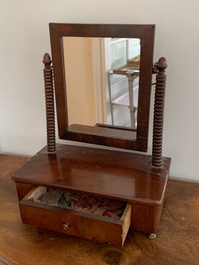 
Coiffeuse de table en placage d'acajou ouvrant...