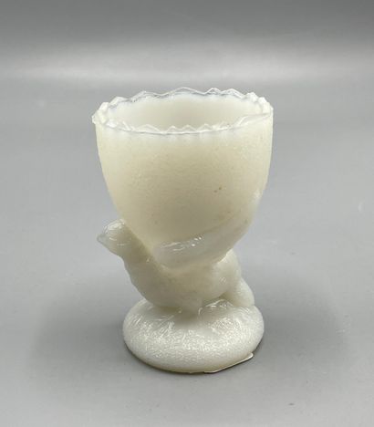 Coquetier en verre opalin moulé, la base...