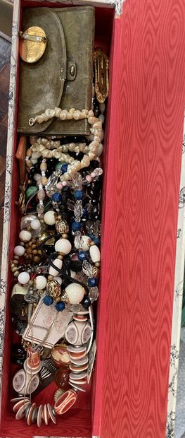 Lot of costume jewellery