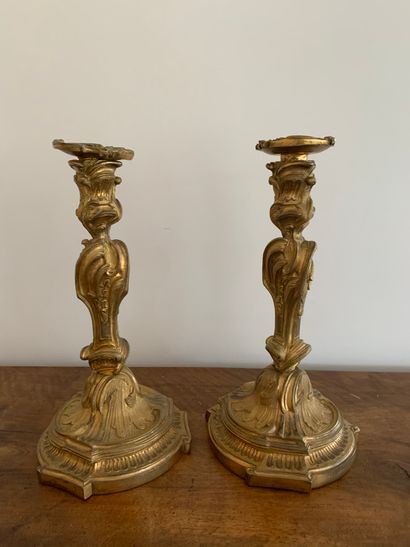 Paire de flambeaux orné de rocailles en bronze...