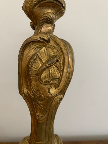 Paire de flambeaux orné de rocailles en bronze...