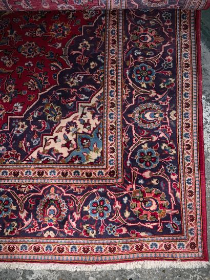 Tapis d'Orient à motif floral, fond rouge

295...