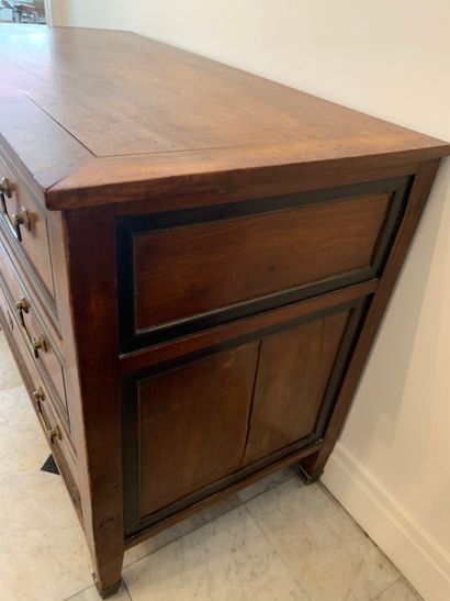 Commode en bois de placage ouvrant à trois...