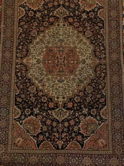 Tapis à grande rosace centrale sur fond marine...