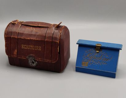 Petite écritoire voyage en cuir et bois,...