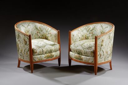Paire de fauteuils en bois naturel, les montants...