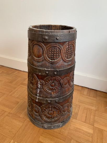 Baratte à beurre en bois sculpté d'enroulements...