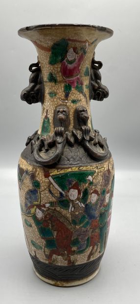 
CHINE. Vase en céramique de Nankin à décor...