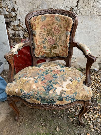 Fauteuil à dossier en cabriolet en noyer...