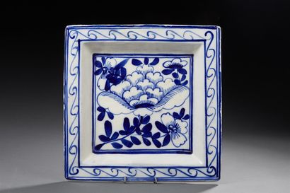 Grand plat carré en porcelaine à décor émaillé...