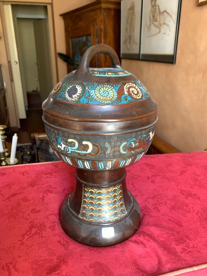 Un pot en cloisonné avec couvercle. Copte...