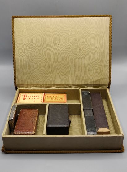 Ensemble d'ustensiles de rasages, rasoirs,...