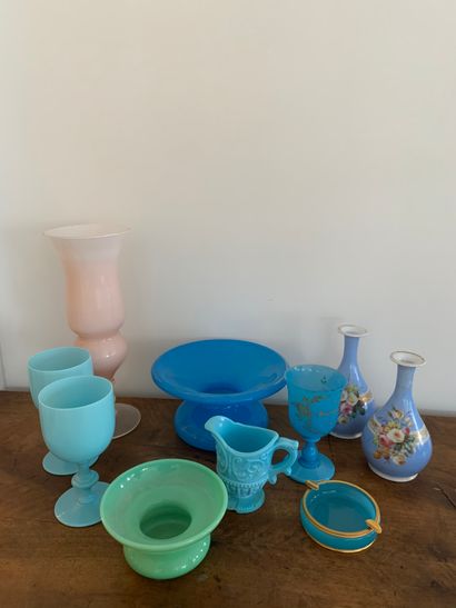 Lot d'objets en opaline et verre opalin