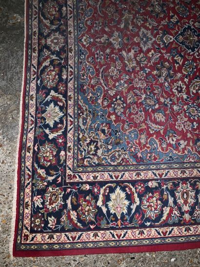 Tapis d'Iran Ispahan à motif floral sur fond...