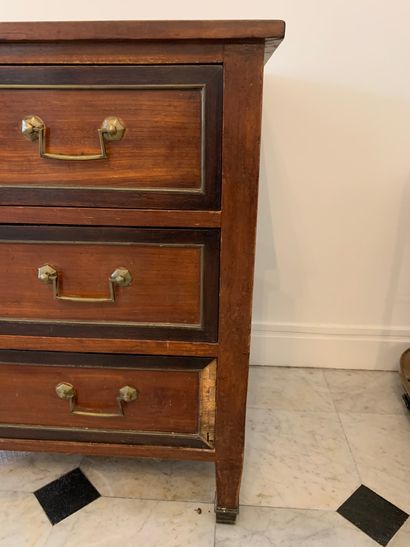 Commode en bois de placage ouvrant à trois...