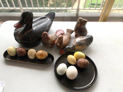 Lot d'oiseaux en bois et des oeufs en pierre...
