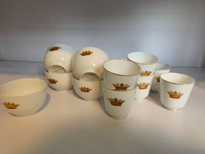 Lot de tasses dépareillées diverses en porcelaine...