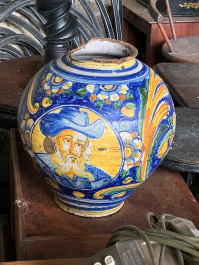 
Albarello




Vase boule en faïence polychrome...