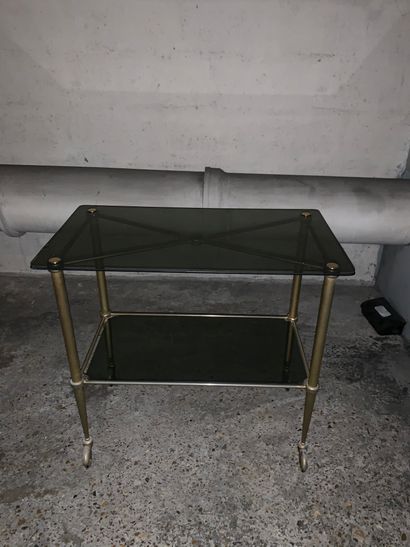 Table à roulettes en verre teinté, deux tablettes

71...