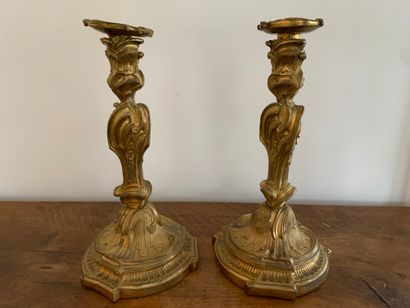 Paire de flambeaux orné de rocailles en bronze...
