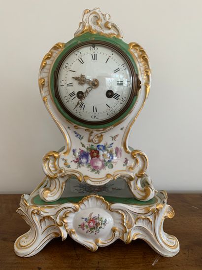 Petit cartel et sa base en porcelaine blanche...
