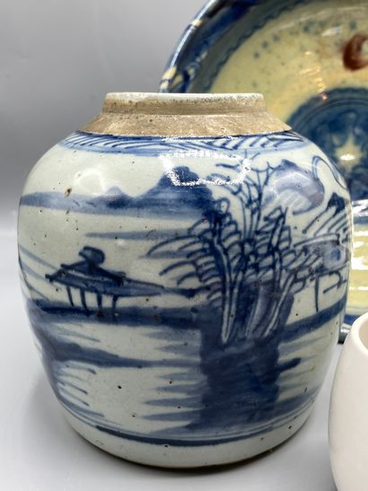 Pot en porcelaine de Chine blanc bleu à décor...